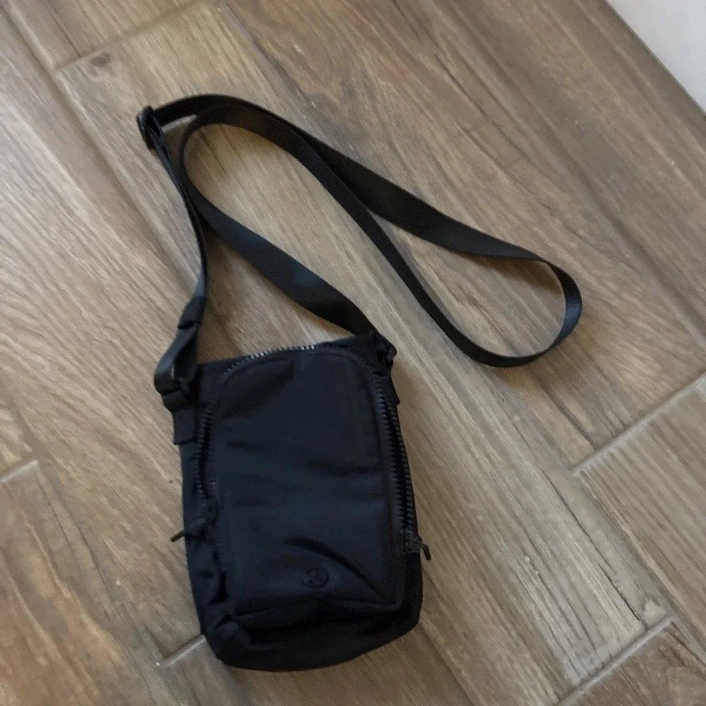 Lululemon Water Bottle Crossbody Bag Black NWOT